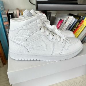 Wmns Air Jordan 1 Mid 'White Snakeskin Size 7